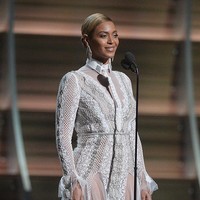 Beyonce tampil elegan dengan gaun lengan panjang transparan offwhite di panggung Grammy Awards 2016. Foto: Kevork Djansezian/Getty Images