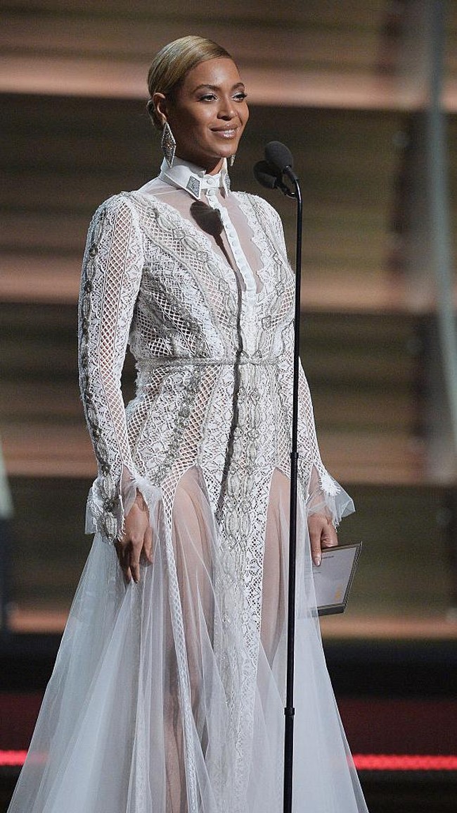 Beyonce tampil elegan dengan gaun lengan panjang transparan offwhite di panggung Grammy Awards 2016. Foto: Kevork Djansezian/Getty Images
