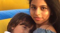 Suhana Khan sedang memeluk adik kecilnya, AbRam Khan. Foto: Instagram/ Suhana Khan