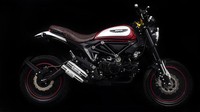 Motor ini pakai roda 14 inci dengan rem cakram di kedua sisi. Ada juga knalpot dua pipa.