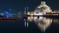 Gedung museum ini dirancang oleh arsitek Amerika keturunan Cina, Ileoh Min Pei. Dia adalah arsitek yang juga merancang piramida kaca Museum Louvre di Paris. Museumnya pun begitu indah saat malam (mia.org.qa)