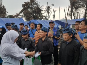 Mensos Salurkan Bantuan untuk Korban Kebakaran Kampung Baduy Luar