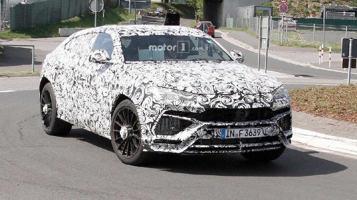 SUV Lamborghini Berlari di Lintasan Balap