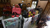 Hasil kerajinan kulit buaya terpampang menyambut tamu. Dari yang paling murah sampai yang paling mahal ada di sini. Gantungan kunci Rp 25 ribu, dompet STNK Rp 150 ribu, dompet duit dari harga Rp 220 ribu, Rp 270 ribu, Rp 350 ribu, Rp 400 ribu, sampai Rp 1 juta. Tas-tas perempuan di dalam lemari kaca dijual dengan harga bervariasi, paling mahal Rp 3,5 juta. Tas pria dijual mulai kisaran Rp 1 juta sampai Rp 2 juta.