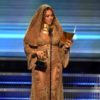 Masih di Grammy Awards pada Februari lalu, Beyonce tampil glamour di panggung dengan gaun transparan keemasan. Foto: Kevin Winter/Getty Images