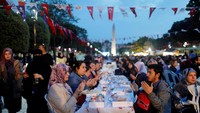 Sejumlah warga Turki terlihat memanjatkan doa sebelum berbuka puasa. REUTERS/Suhaib Salem.