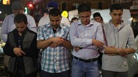 Sejumlah warga muslim di New York, Amerika Serikat, nampak melaksanakan salat Tarawih. REUTERS/Amr Alfiky.