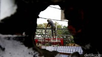 Petugas menyelesaikan pekerjaan perbaikan Stasiun Klender, Jakarta Timur, Minggu (28/5/2017).