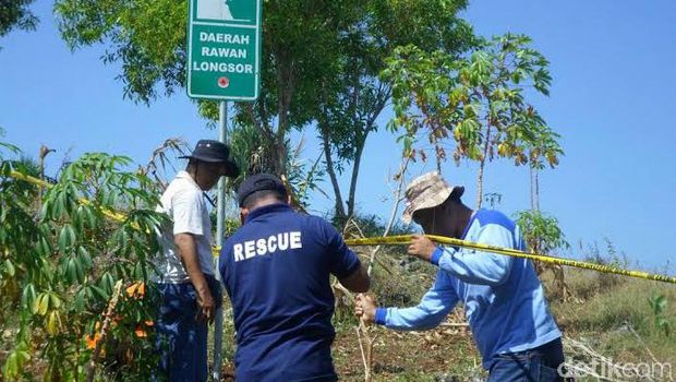 Daerah tebing di Pantai Ngungap Gunungkidul dipasangi garis polisi.