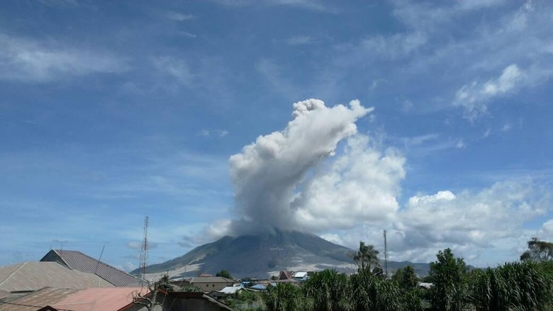 Gunung Sinabung Luncurkan Awan Panas Guguran Sejauh 4.500 Meter Gunung Sinabung Luncurkan Awan Panas Guguran Sejauh 4.500 Meter