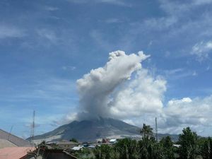 Kembali Erupsi, Gunung Sinabung Semburkan Abu Vulkanik