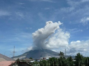 Gunung Sinabung Semburkan Abu Vulkanik Setinggi 3 Km