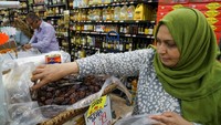 Seorang ibu nampak membeli beberapa kurma untuk santapan jelang berbuka di hari pertama Ramadan. REUTERS/Amr Alfiky.