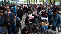 Penampakan ratusan penumpang British Airways yang terlantar di Bandara Heathrow, London, Inggris, Minggu (28/5/2017). Jack Taylor/Getty Images.