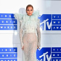 Warna offwhite kembali dikenakan Beyonce saat hadir di karpet merah  MTV Video Music Awards 2016. Foto: Larry Busacca/Getty Images