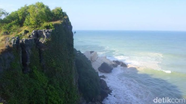 Tebing Di Pantai Ngungap Gunungkidul Ambrol