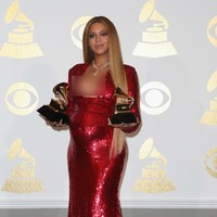 Beyonce tampil dengan gaun merah lengan panjang di Grammy Awards pada Minggu (12/2/2017). Foto: Getty Images
