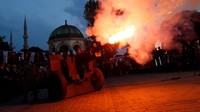 Acara berbuka puasa tersebut semakin meriah dengan seremonial berupa meriam yang ditembakan. REUTERS/Murad Sezer.