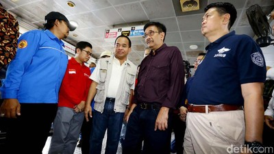 Djarot Sambangi Halte TransJakarta Kampung Melayu