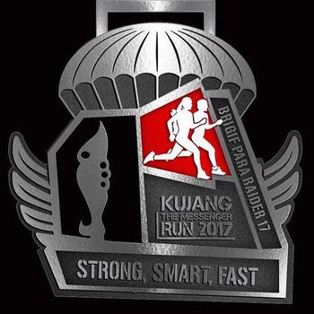 Bentuk medali yang akan diberikan pada 300 orang yang finis pertama