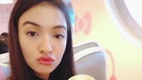 Dengan ekspresi duck face, Raline Shah terlihat menggemaskan. Foto: Instagram Raline Shah