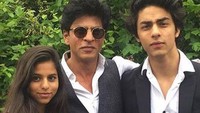 Suhana berada di antara ayahnya dan Aryan Khan. Foto: Instagram/ Suhana Khan