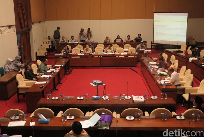 Masih Mandek, Rapat Pansus RUU Pemilu Kembali Lobi-lobi