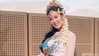 Ia mengungkapkan kebahagiannya karena bisa mewujudkan mimpinya yakni bermain teater bersama Kelompok Sandiwara Sunda Miss Tjitjih. Pool/Ismail/detikFoto.