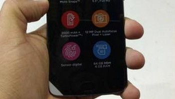 Moto Z2 Play sodorkan layar full HD 5,5 inch, RAM 4 GB, dan memori internal 64 GB. Foto: istimewa/phonearena