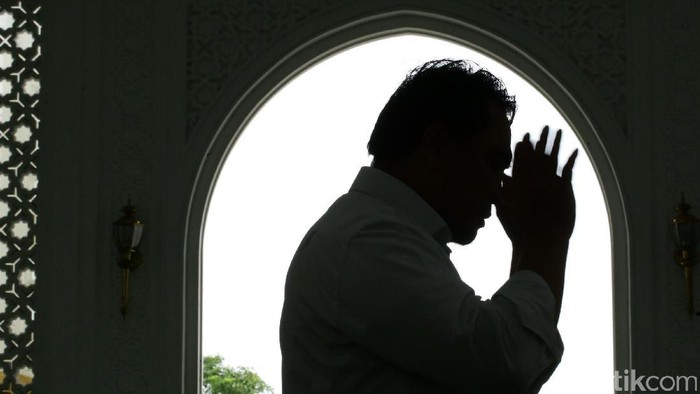 Masjid putih megah mirip bangunan taj mahal ini berada di sisi danau sunter, Jakarta Utara. Masjid bernama Ramli Musofa ini dibangun oleh seorang mualaf tionghoa ditengah pemukiman etnis tionghoa.