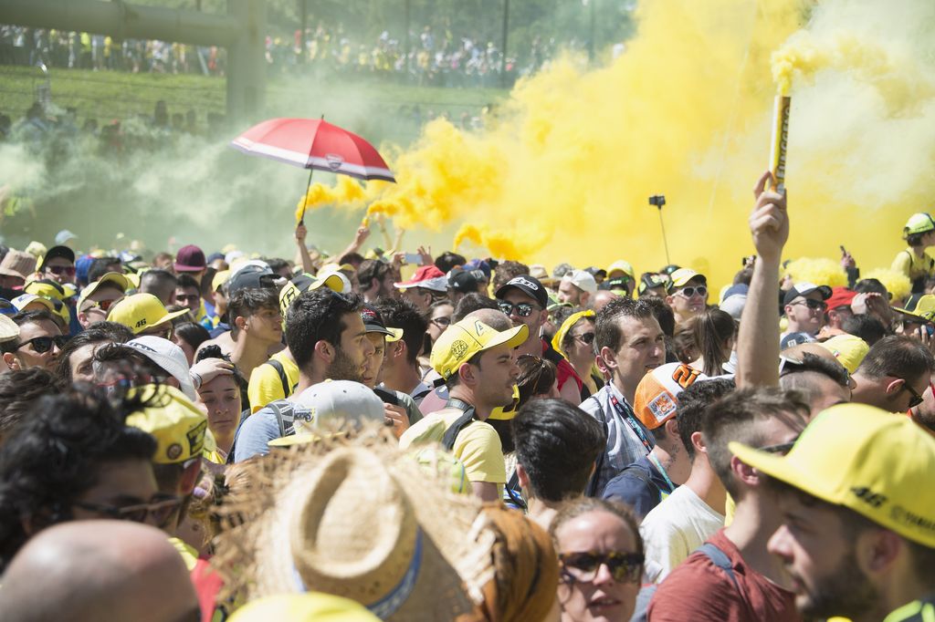 SCARPERIA, ITALY - MAY 22:  Fans waiting Valentino Rossi on the track at the end of the MotoGP race during MotoGp of Italy - Race at Mugello Circuit on May 22, 2016 in Scarperia, Italy.  (Photo by Mirco Lazzari gp/Getty Images)