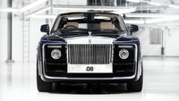 Tak sampai di sana, bagian depan mobil juga sangat berbeda tercermin pada grill besarnya. Bagian muka ini juga terapat lampu depan baru serta bumper yang didesain ulang. Pun dengan desain interiornya. Foto: Rolls-Royce
