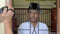 Belum terlihat ada kumis maupun janggut di wajahnya. Terlihat cukup bersih dibanding saat ini. 