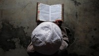 Seorang bocah nampak sedang membaca Alquran disalah satu sekolah madrasah di kota Agartala, India, Senin (29/5/2017). REUTERS/Jayanta Dey.