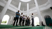 Pilar-pilar masjid berwarna putih tinggi menjulang. Ditutup dengan kubah putih berhiaskan tulisan kaligrafi, semakin menguatkan kesan megah. 