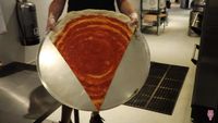 Wouw! Pasangan Ini Ciptakan Potongan Pizza Terbesar di Dunia