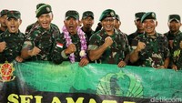 Tim petembak TNI AD yang menjuarai lomba Australian Army of Skill Arms at Meeting (AASAM) tiba di Terminal 3 Bandara internasional, Soekarno-Hatta, Cengkareng, Tangerang, Minggu (28/5/2017). Pool/TNI AD.