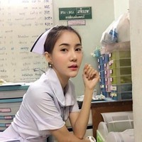 Semenjak foto Parichat Pang Chatsri tersebar dalam forum pengagum suster cantik di seluruh belahan dunia, ia mulai jadi perhatian dewan direksi rumah sakit. Namanya pun dibahas dalam rapat khusus dewan direksi rumah sakit. Foto: ist (viral press dan Facebook)