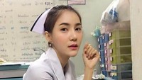Bukan soal kecantikannya yang jadi sorotan. Seragam perawat yang digunakan Pang Chatsri dianggap terlalu ketat dan seksi. Foto: ist (viral press dan Facebook)
