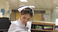 Ini kisah suster di rumah sakit swasta di Thailand yang terpaksa resign. Namanya Parichat Chatsri atau biasa disapa Pang. Foto: ist (viral press dan Facebook)