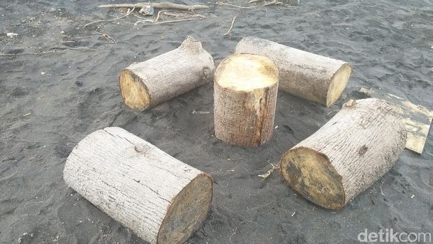 Bangku kayu di atas pasir hitam (Bonauli/detikTravel)