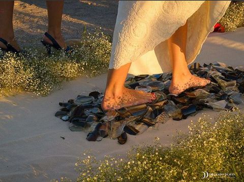 Uji Nyali Pengantin Coba Ritual Jalan Tanpa Alas Kaki di Atas Pecahan Kaca