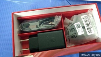 Kelengkapan Moto Z2 Play dalan kemasan, yang berisi pengisi daya cepat, kabel data, dan earphone. Foto: istimewa/phonearena
