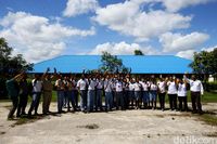 Siswa-siswi di depan sekolah.