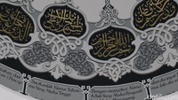 Melangkah ke dalam, kemegahannya makin kentara dengan berbagai ornamen penghias yang semakin menambah kesan indah dan mewah.