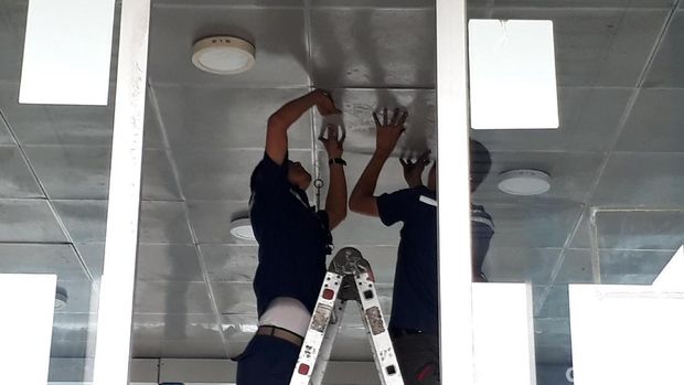 Petugas tengah membenahi halte TransJ Kampung Melayu sebelum dioperasikan kembali