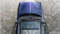 Memang, bila dilihat dari sudut manapun mobil nampak seksi dan berbeda dari kendaraan lainnya. Misalkan panoramic glass roof yang menarik ditambah garis-garis khusus yang mengingatkan mobil Rolls-Royce pada tahun 1920-1930an dan kapal pesiar. Foto: Rolls-Royce
