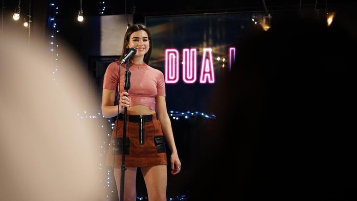 Dua Lipa saat tampil di kantor Warner Music Indonesia.