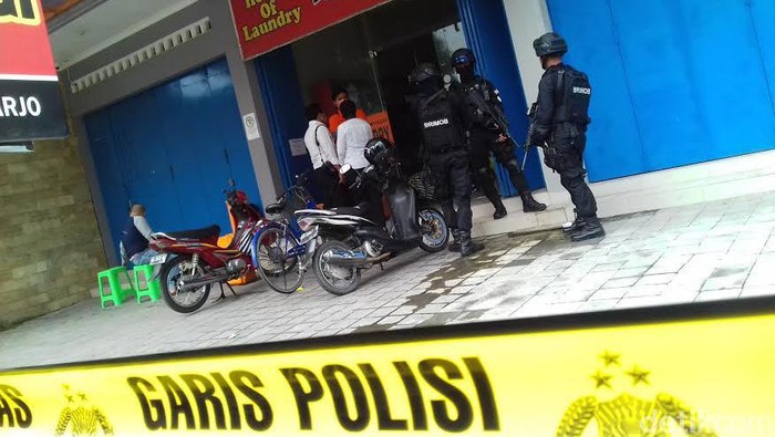 Densus 88 Geledah Kios Laundry Tempat Kerja Wahyudi di Sukoharjo