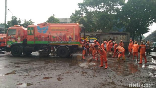 Pemkot Jaktim Kerahkan 200 Personel Bersih-Bersih Kampung Melayu